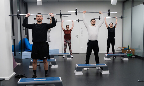 Mitarbeitende beim Hanteltraining