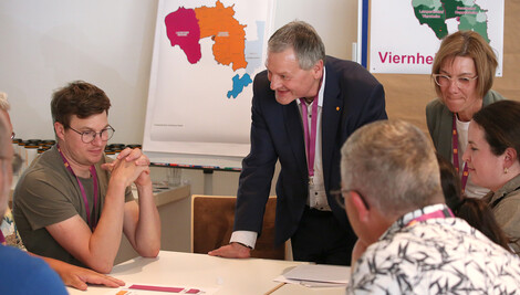 Berater berät Teilnehmende #FokusVersorgung