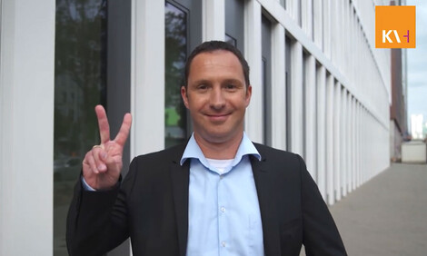 Mitarbeiter vor KVH-Gebäude