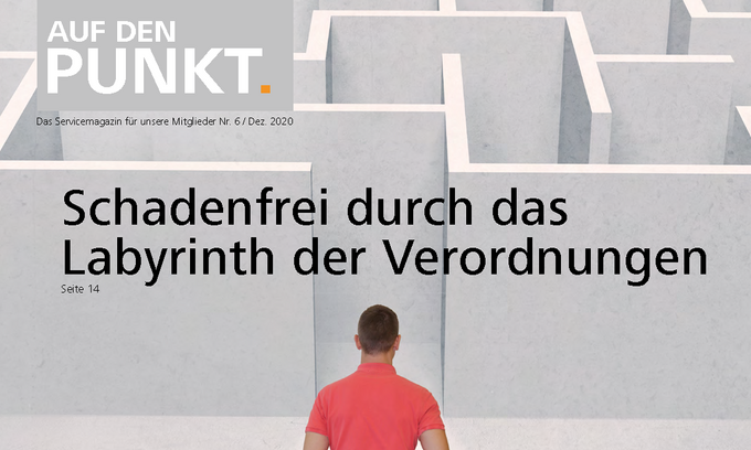 Titelseite des Mitgliedermagazins Auf den Punkt zeigt eine Person vor dem Eingang eines Labyrinths.