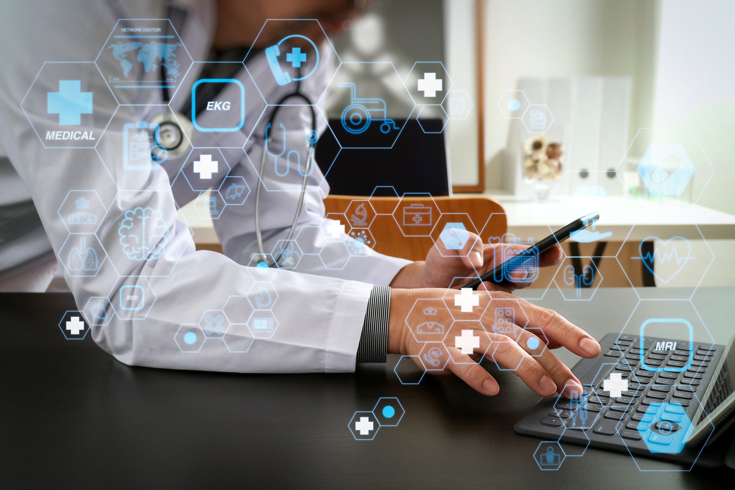 Ärztin auf Schreibtisch gelehnt tippt etwas auf dem Laptop. Das Thema Digitalisierung wird hier durch digitale Zeichen angedeutet. 