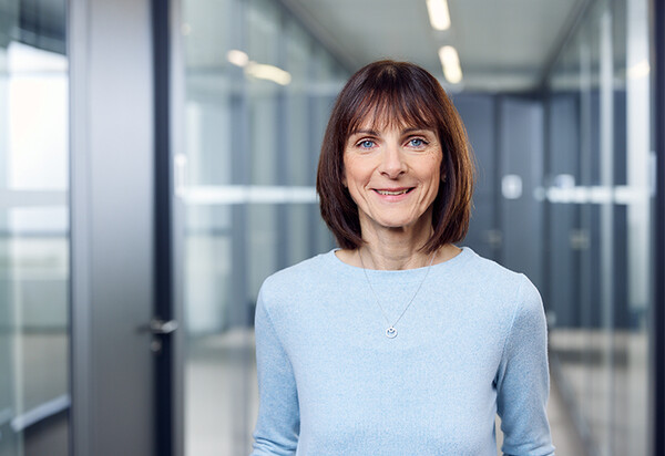 Das Bild zeigt Katrin Gottschalk, eine Mitarbeiterin der KVH, die für Personalangelegenheiten zuständig ist.