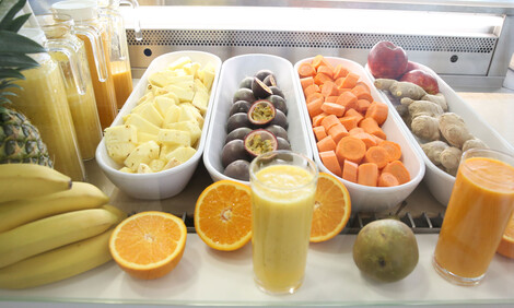 Schalen mit Obst und Smoothies