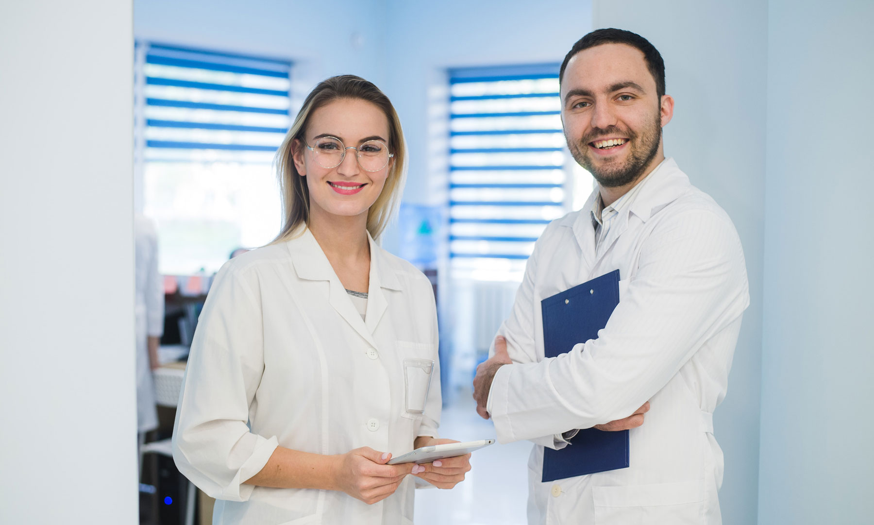 Zwei Ärzte diskutieren beim Gehen über die Diagnose.