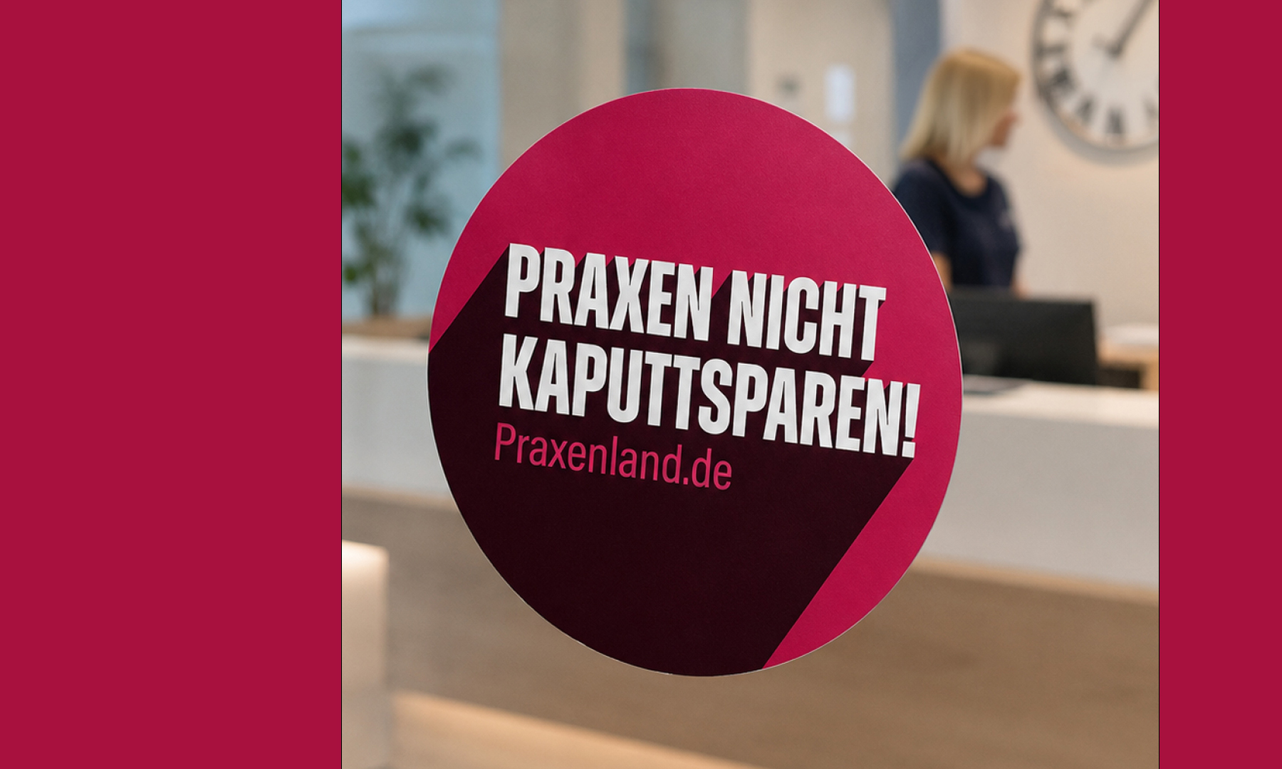 Praxen nicht kaputtsparen auf einem Aufkleber auf einer Scheibe in einer Arztpraxis