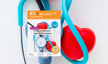 Aktuelle Ausgabe KVH Aktuell Pharmakotherapie. Zu sehen ist ein Blutdruckmessgerät mit einem roten Herz.