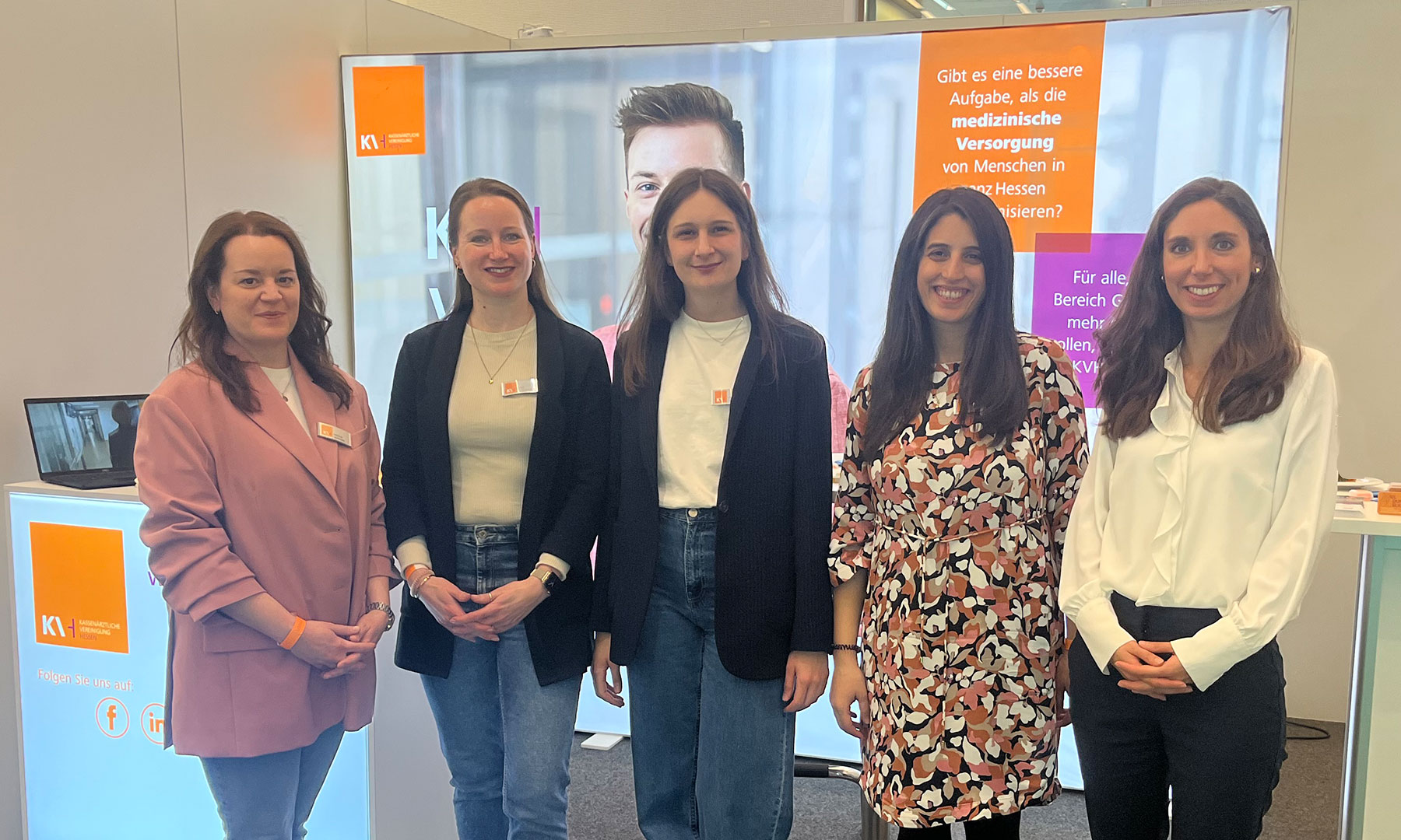 Unsere Kolleginnen am KVH-Stand auf der Juracon in Frankfurt