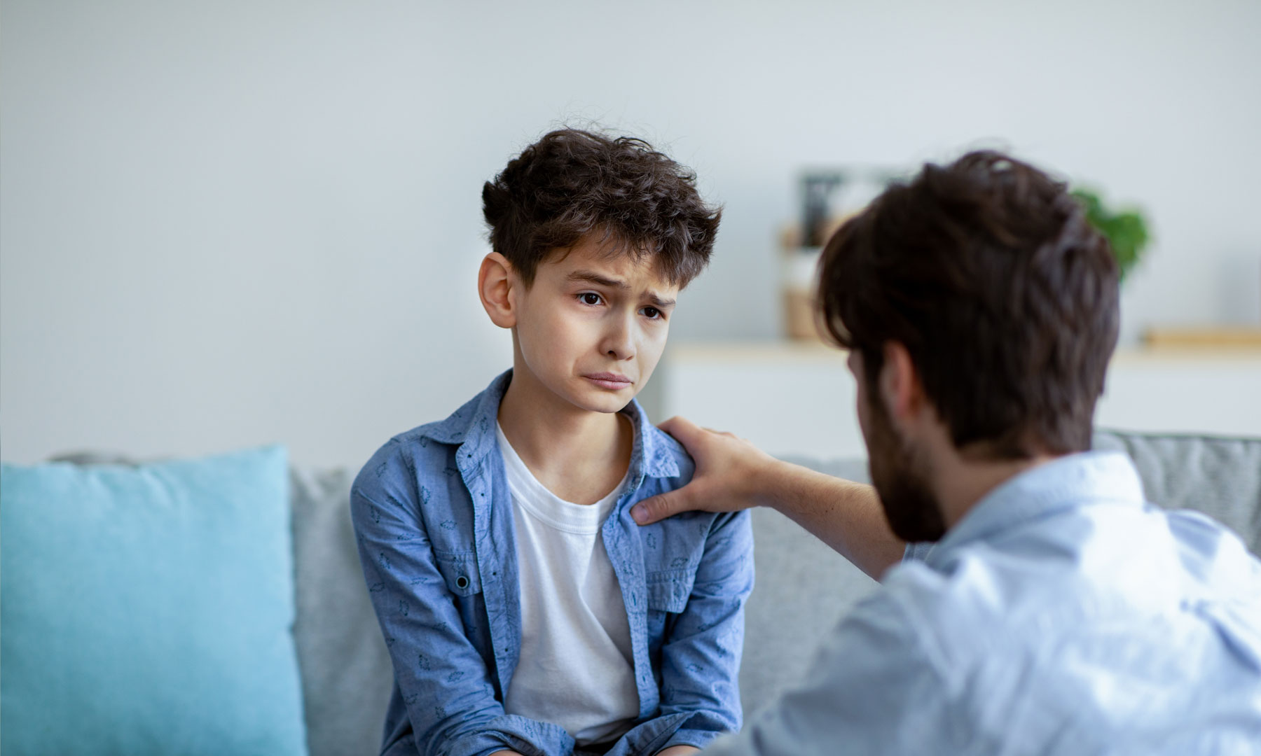 Junge und Psychotherapeut in Gesprächssituation