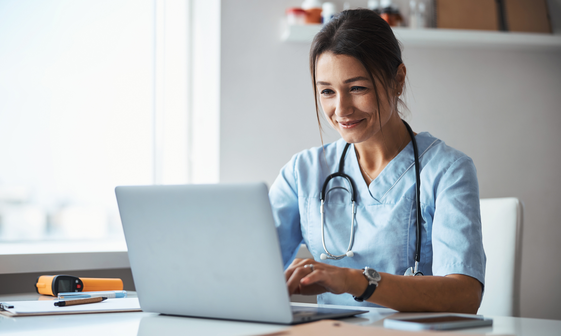 Ärztin am Schreibtisch vor PC