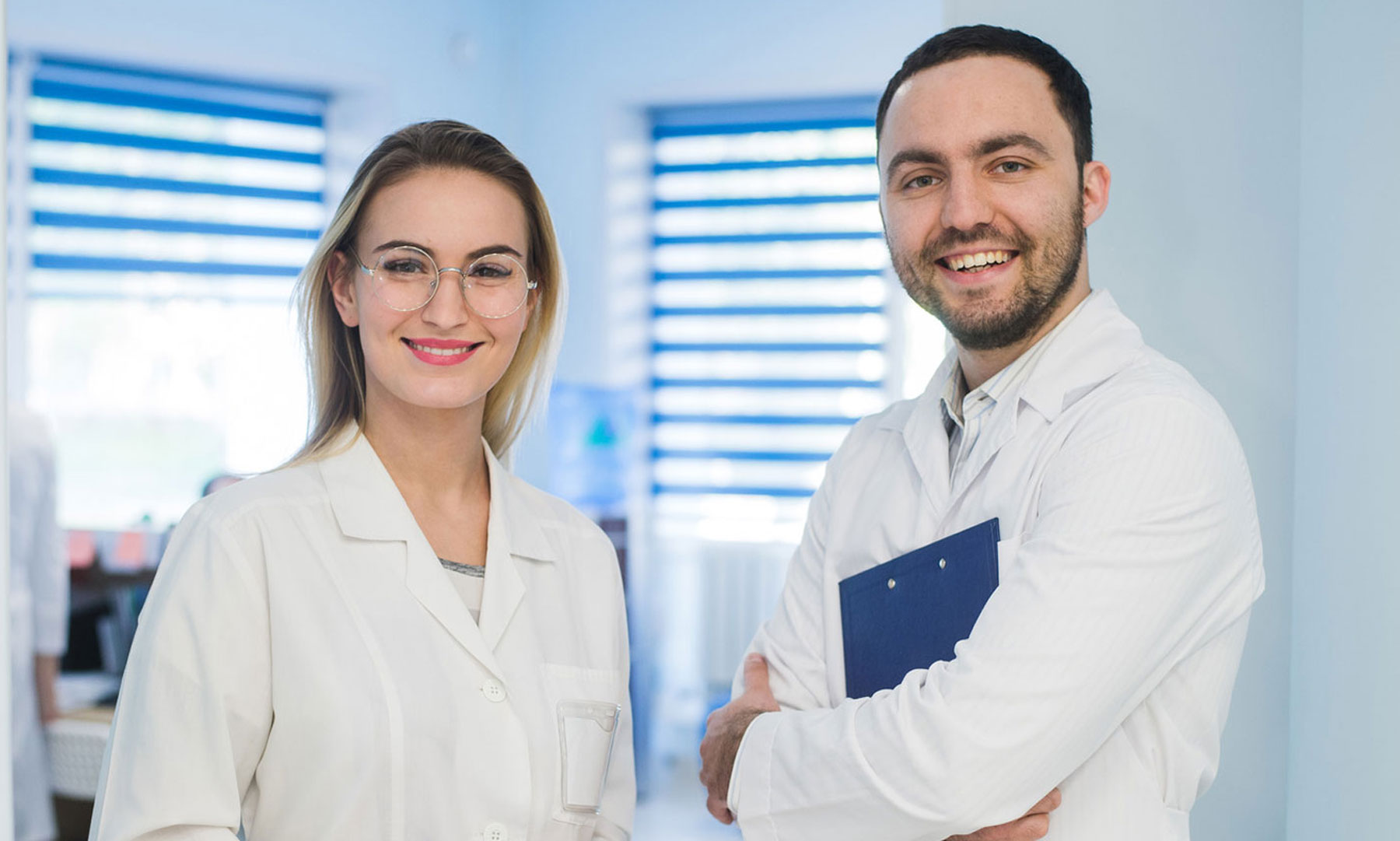 Zwei Ärzte diskutieren beim Gehen über die Diagnose.