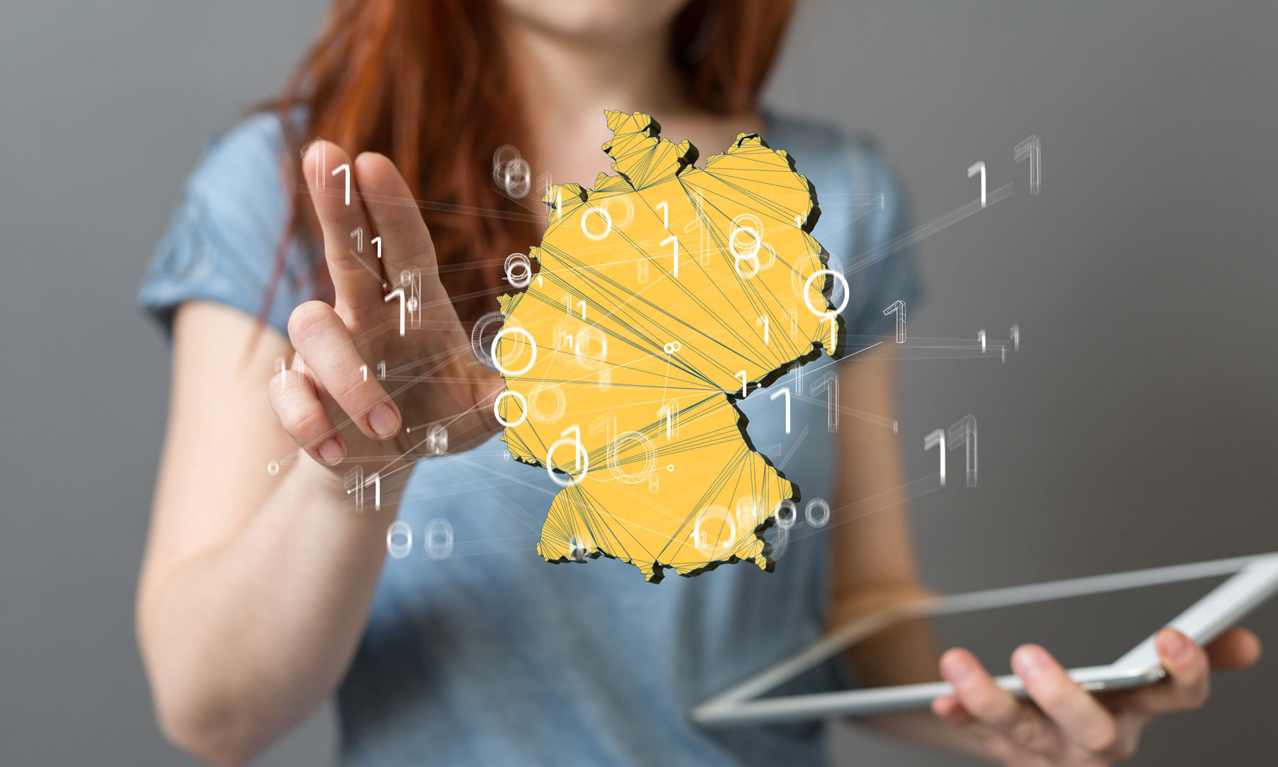 Eine Frau vor einer virtuellen Deutschlandkarte
