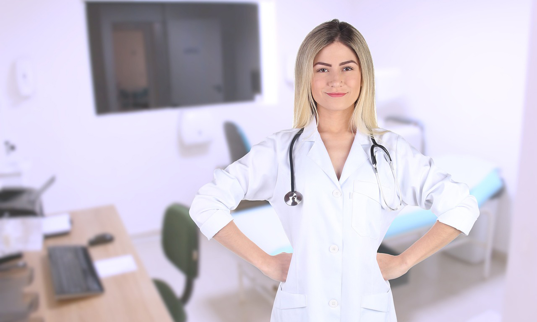 Ärztin in Sprechzimmer