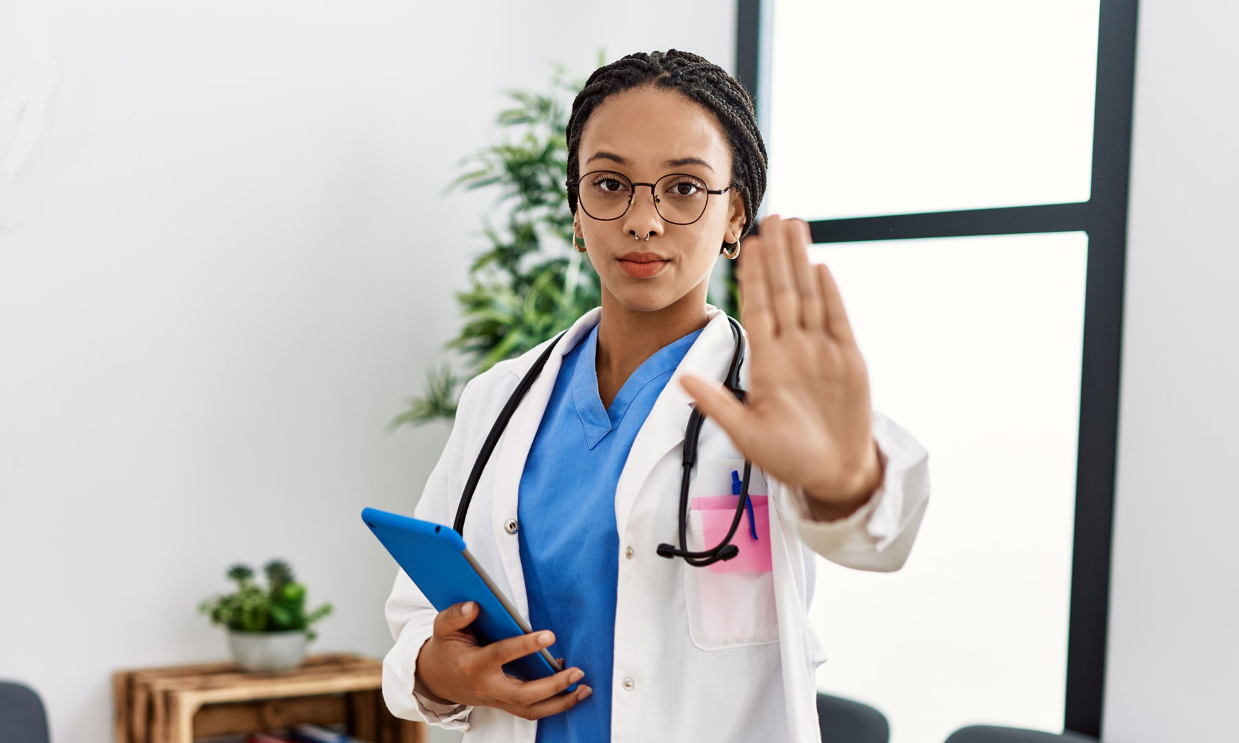 Ärztin mit ausgestreckter Hand, Stopp-Geste