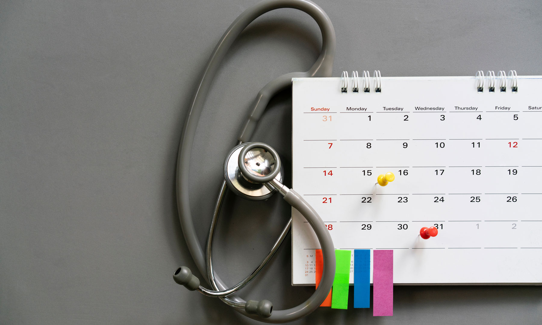 Stethoskop neben einem Tischkalender