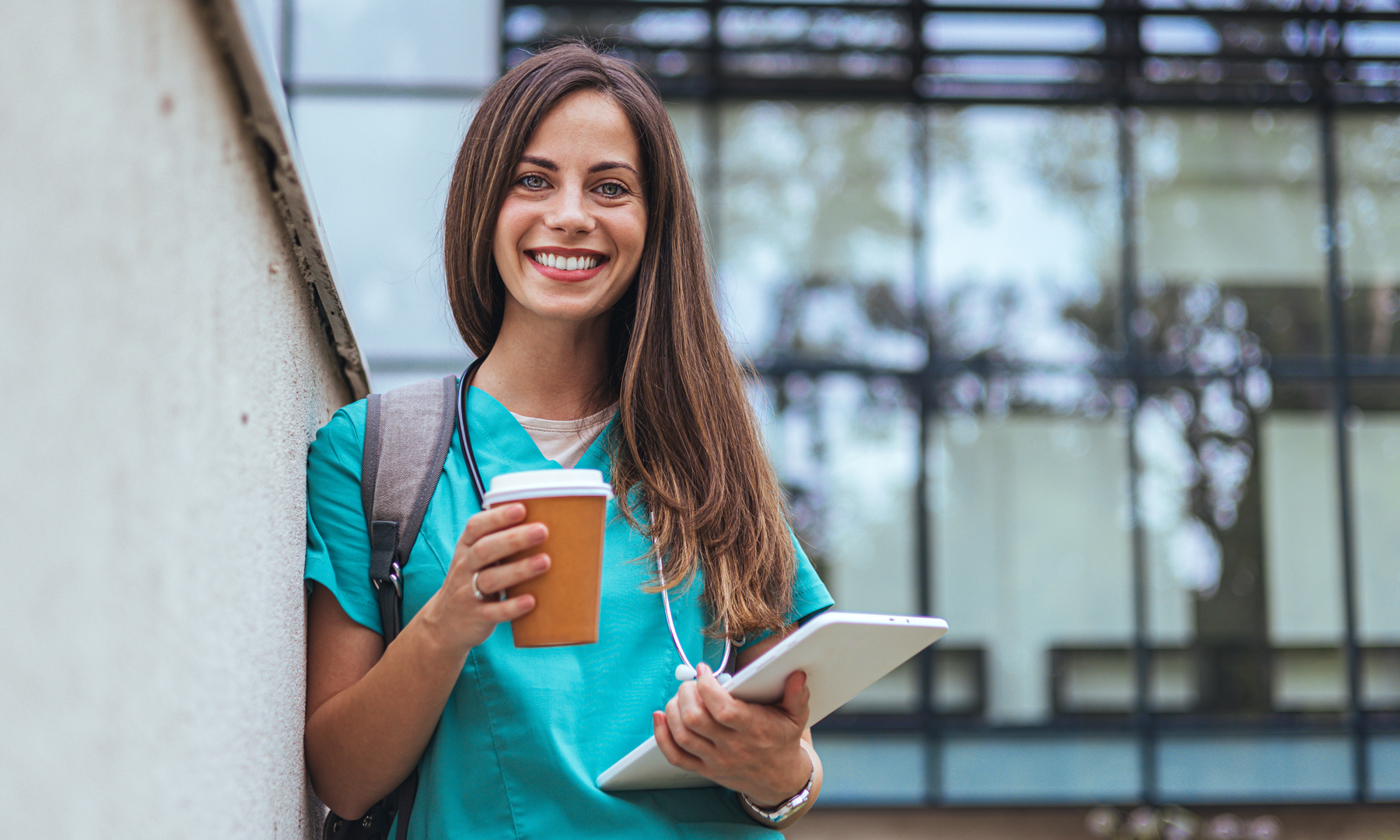 Medizinstudentin auf dem Campusgelände